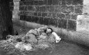 Clochard overnacht onder brug in Parijs / French tramp spending the night under a bridge in Paris - Nationaal Archief