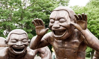 "Amazing Laughter" sculpture by Yue Minjun - Matthew Grapengieser