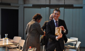 Halbe Zijlstra toont portret - Waag Society