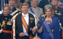 Willem-Alexander en Máxima lopen Nieuwekerk binnen