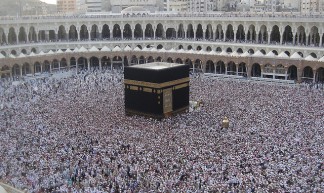 Kaaba with a large crowd - Fraz Ismat
