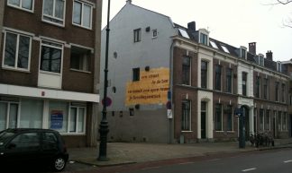 "een straat in de zon en vanuit een open raam je lievelingsmuziek" - Kars Alfrink