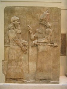 Een relief uit het Louvre, met rechts Sargon II en links (waarschijnlijk) Sanherib.