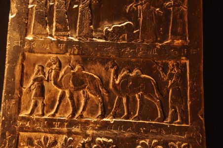 Plaatselijke vorsten uit het Zagrosgebergte brengen tribuut in de vorm van kamelen. Zwarte Obelisk van Salmanasser III (r. 858-824 v. Chr.)