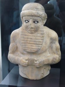 Priesterkoning (ensi) van Uruk. Pergamonmuseum, Berlijn.