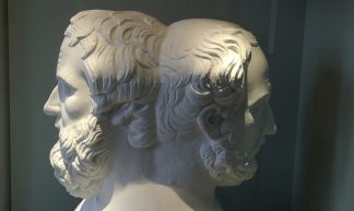 https://www.flickr.com/photos/sidelong/4110738292/Janus verbeeldt ook links en rechts (Bron: DaveBleasdale (CC BY 2.0))