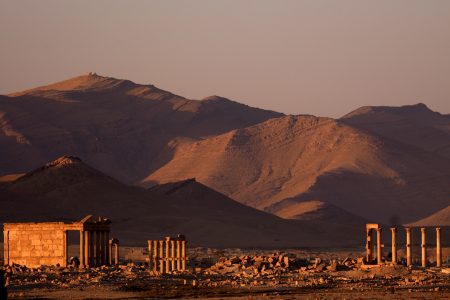 De ruïnes van Palmyra met de Palmyreense bergrug op de achtergrond. Foto van James Gordon, 7 oktober 2006. 