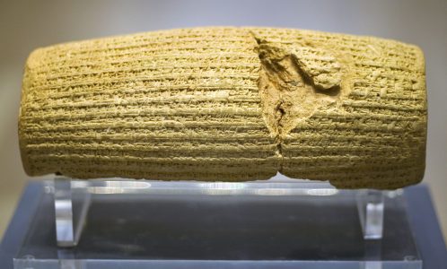 De Cyrus Cylinder. Deze Babylonische bouwinscriptie opgesteld in opdracht van Cyrus diende om Cyrus te presenteren als een vrome en deugdzame Mesopotamische koning.