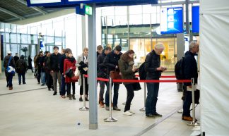 Stemlokaal Utrecht Centraal Referendum over de associatieovereenkomst EU-Oekraïne - Sebastiaan ter Burg