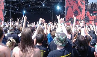 https://commons.wikimedia.org/wiki/File%3AMetal_horns.JPG
