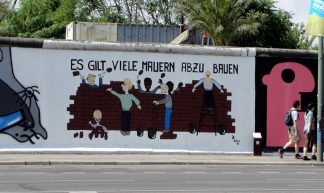 East Side Gallery (Es gilt viele Mauern abzu bauen) - Márcio Cabral de Moura