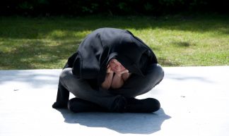 Erwin Wurm: Jourik doing the One Minute Sculpture / Wear Me Out @ MiddelheimMuseum - Lux & Jourik