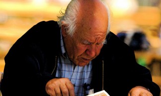 Reading the newspaper - Pedro Ribeiro Simões