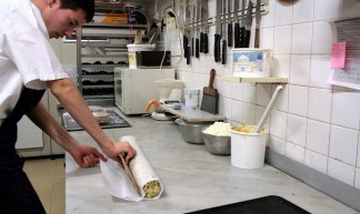 geste d'artisan patissier, TAMAN Café (ORANGE,FR84) - jean-louis Zimmermann