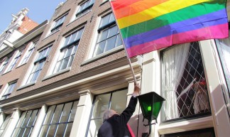Cohen hangt regenboogvlag halfstok - Partij van de Arbeid
