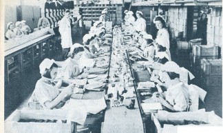 chocoladefabriek, inpakken aan lopende band 1940 - janwillemsen