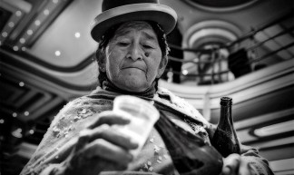 Cholita z browarem 2 - La Paz, Bolivia - Szymon Kochański