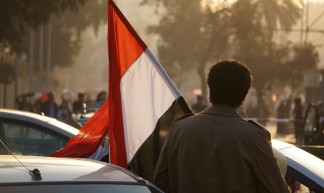 Man carrying Egyptian flag - Sebastian Horndasch