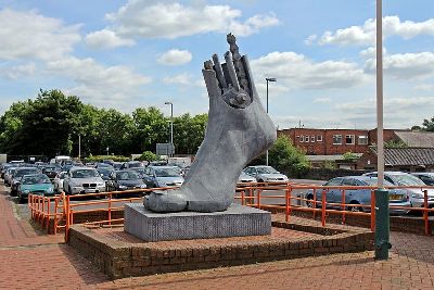 cc commons.wikimedia.org Footplate sculpture, Flint railway station