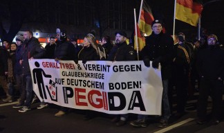 01.12.2014 PEGIDA und Gegendemo Rassismus Demaskieren in Dresden - Caruso Pinguin