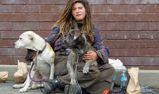 Homeless woman with dogs - Franco Folini