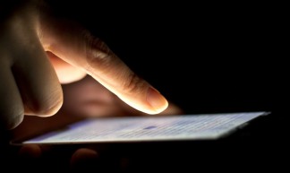 Close up person using smartphone - Japanexperterna.se