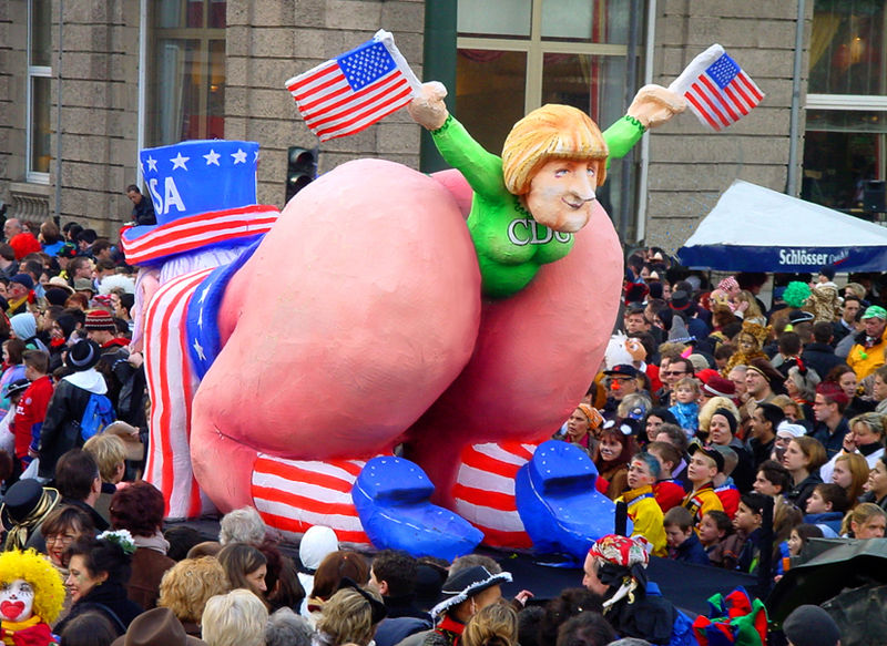 cc commons.wikimedia.org Karnevalswagen Merkel in Amerika 2003