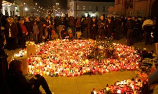 Warsaw mourning after airplane crash in Smolensk - Aleks Grynis