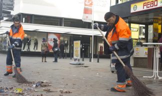 Roteb straatvegers aan het werk op nieuwjaarsdag - Ritzo ten Cate