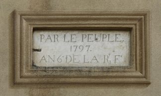 “Van het volk”. Gedenkplaat voor de Franse Revolutie, geplaatst in het zesde jaar van de revolutie, op een muur in Haut-de-Cagnes (Alpes-Maritimes, France) Bron