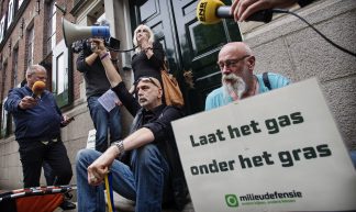 Protest Groningen bij bezoek Kamp - Milieudefensie