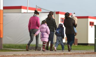 Uitgaande schoolkinderen binnen het aanmeldcentrum in Ter Apel - Directie Voorlichting