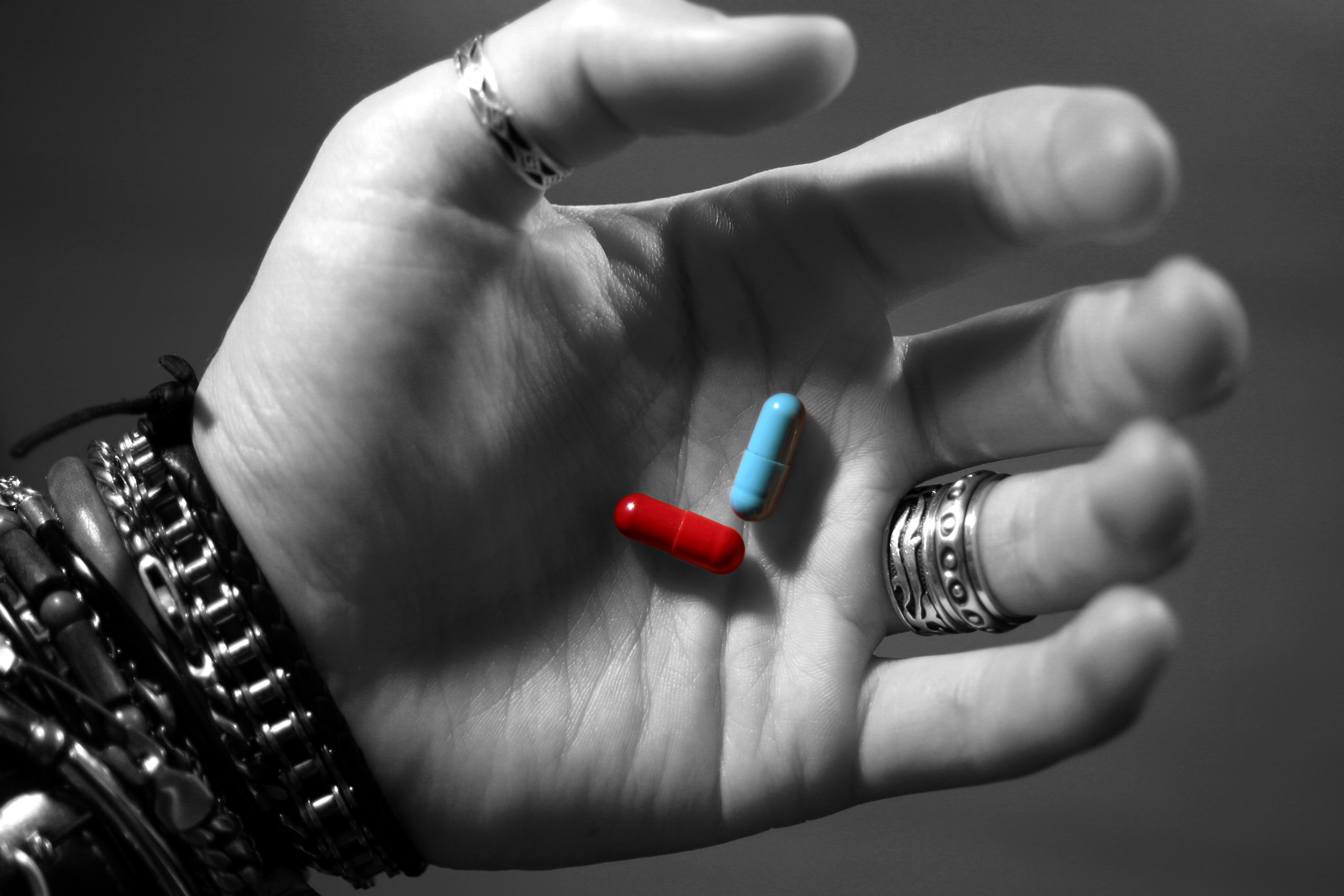 Красная таблетка для мужчин. Матрица Морфеус 2 таблетки. Таблетки для мужчин. Красная и синяя таблетка. Руки с двумя таблетками.
