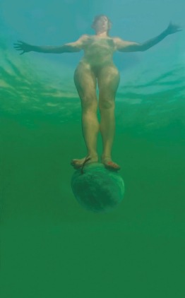 Sigalit Landau, 'Staand op een watermeloen in de Dode Zee', 2005, video, © Sigalit Landau. Collectie van de kunstenaar