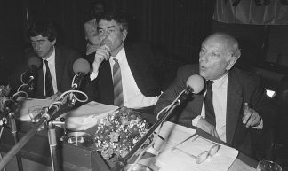 https://commons.wikimedia.org/wiki/File:Verkiezingsdebat_tussen_lijsttrekkers_CDA,_PvdA_en_VVD_in_Hilversumse_VARA-radio,_Bestanddeelnr_933-6506.jpg