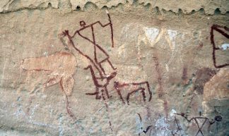 Een herder met een struisvogel, een haan en een schaap (Wadi Imla; (c) Livius.org)