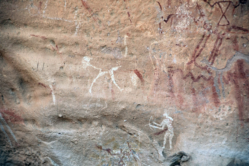 Struisvogel en boogschutter (Wadi Imla; (c) Livius.org)