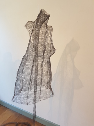 © Sargasso eigen foto Textiel Biënnale 2019 Museum Rijswijk, Monika Supé – Kleiderkörper I, 2015.