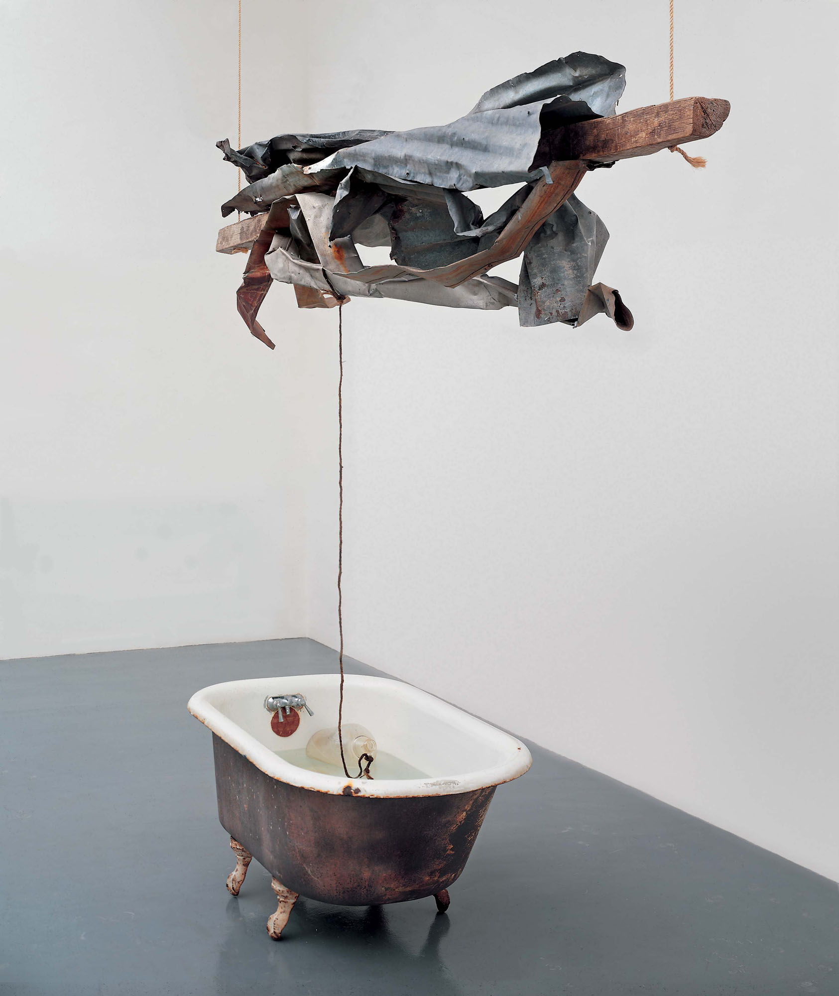 © Rauschenberg Foundation Sor Aqua (Venetian) 1973. Water-filled bathtub, wood, metal, rope, and glass jug, 98 x 120 x 41 inches (248.9 x 304.8 x 104.1 cm), The Museum of Fine Arts, Houston