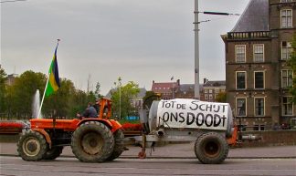Met gier-ende banden over de Hofweg. - Roel Wijnants