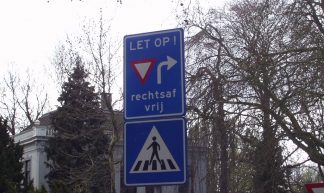 LET OP! rechtsaf vrij - Metro Centric
