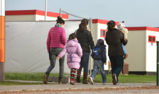Uitgaande schoolkinderen binnen het aanmeldcentrum in Ter Apel - Directie Voorlichting