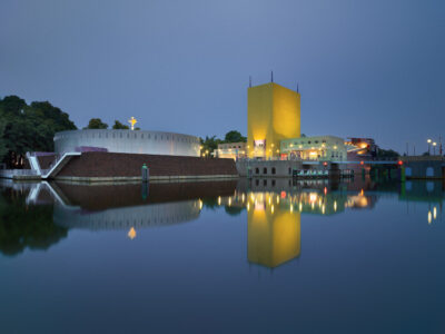 Kunstronde Groningen, Groninger Museum bij nacht © foto Erik en Petra Hesmerg