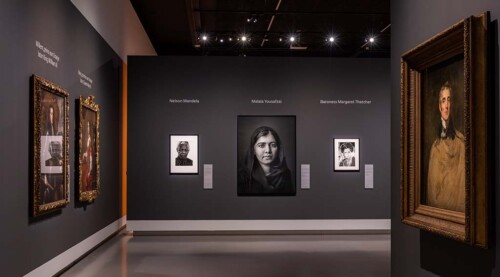 Icons, zaalimpressie in het Fries Museum - centraal Malala Yousefzai © Shirin Nashat © foto Ruben van Vliet