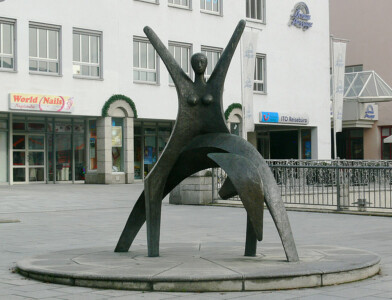 Photo Andreas Praefcke, CC BY 3.0, via Wikimedia Commons, Passau Bahnhofstraße Skulptur von Renate König-Schalinski