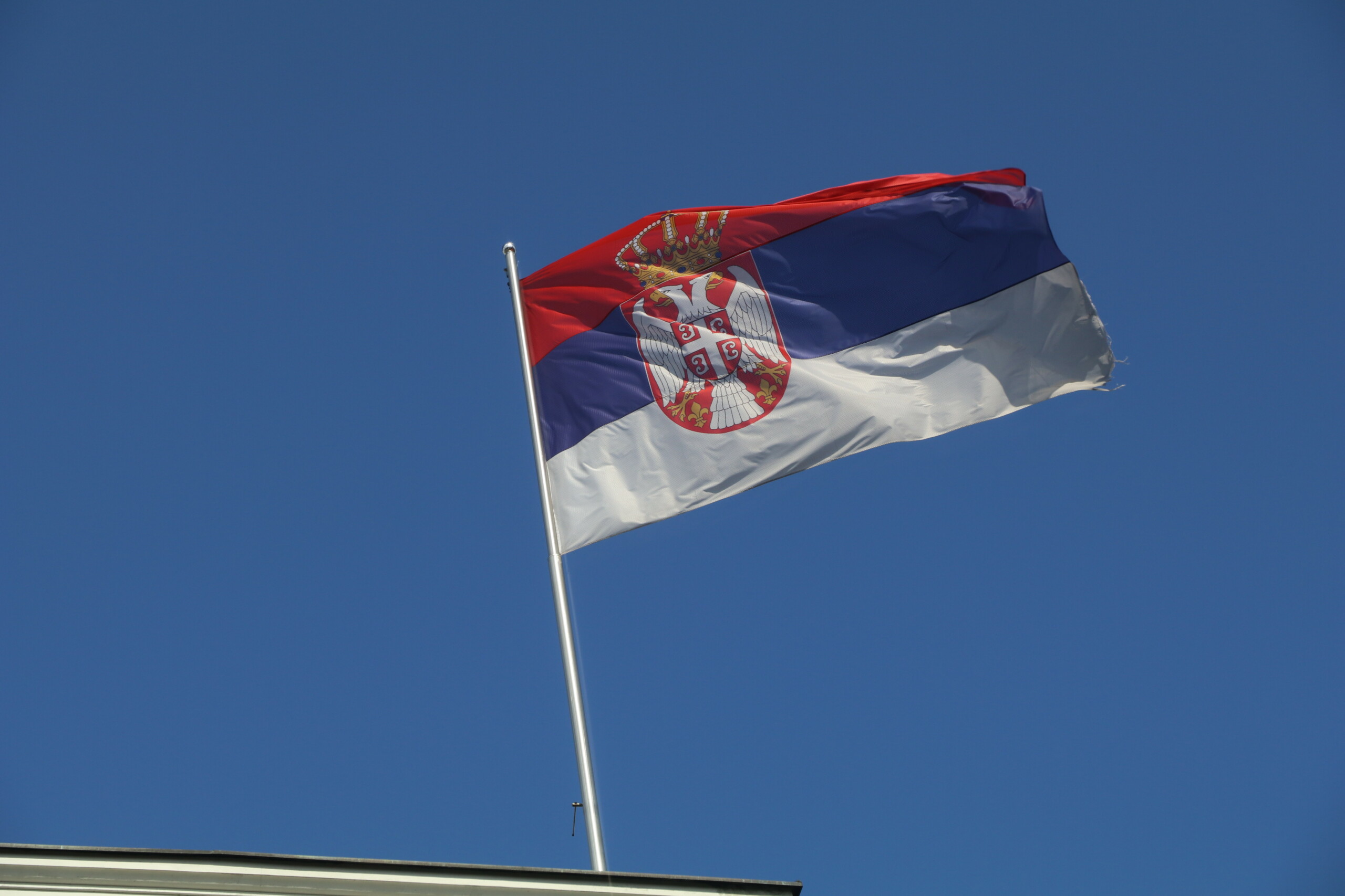 Сербия торговля. Флаги государств Сербия. Флаг Сербии на флагштоке. ВУЧИЧИ флаг Сербии.