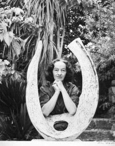 Barbara Hepworth met Curved Form in tuin Trewyn St. Ives © foto Ida Kar (1961) © Collectie Nat. Portrait Gallery London