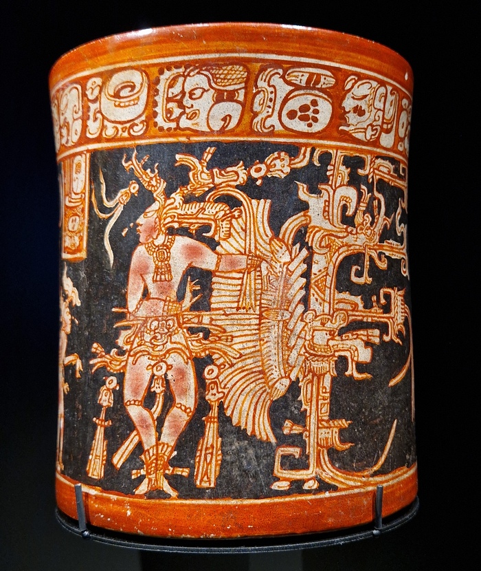 Maya-beker met de Maïsgod (Guatamala; MAS Antwerpen, foto auteur)