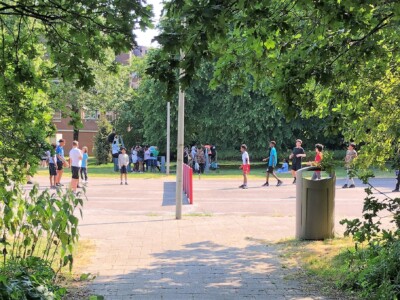 Kinderen spelen op tennisveld Nellestein