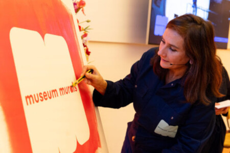 Museum_Murals Martine Gosselink onthult het logo van het Museum Murals project © foto Mauritshuis